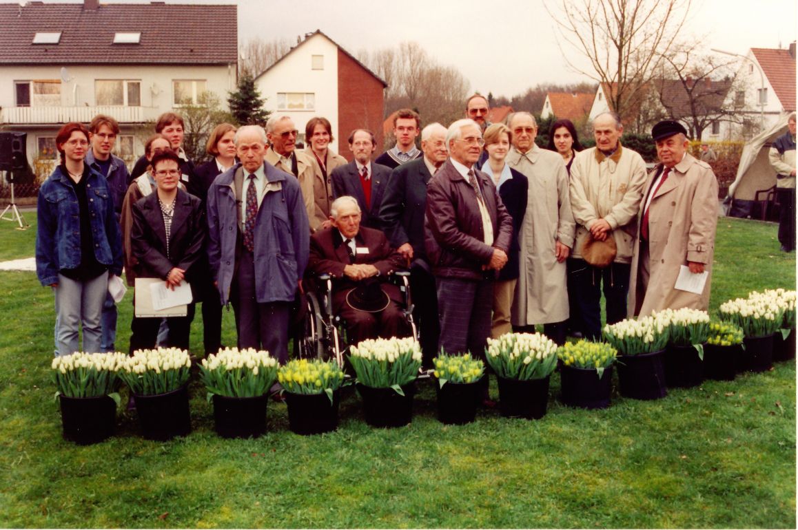 Die Museumsleitung Wulff E. Brebeck und Kirsten John-Stucke zusammen mit Überlebenden des KZ Niederhagen und der Gedenkinitiative Gedenktag 2. April vor der Gedenkfeier zum Jahrestag der Befreiung des KZ Niederhagen am 2. April 1998 ©Archiv Kreismuseum Wewelsburg